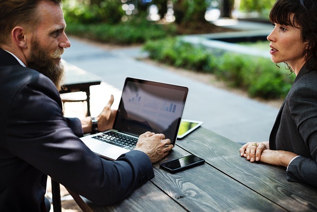 Un entretien avec un client afin de lui proposer le service ou le produit le plus adapté à la résolution de son problème.